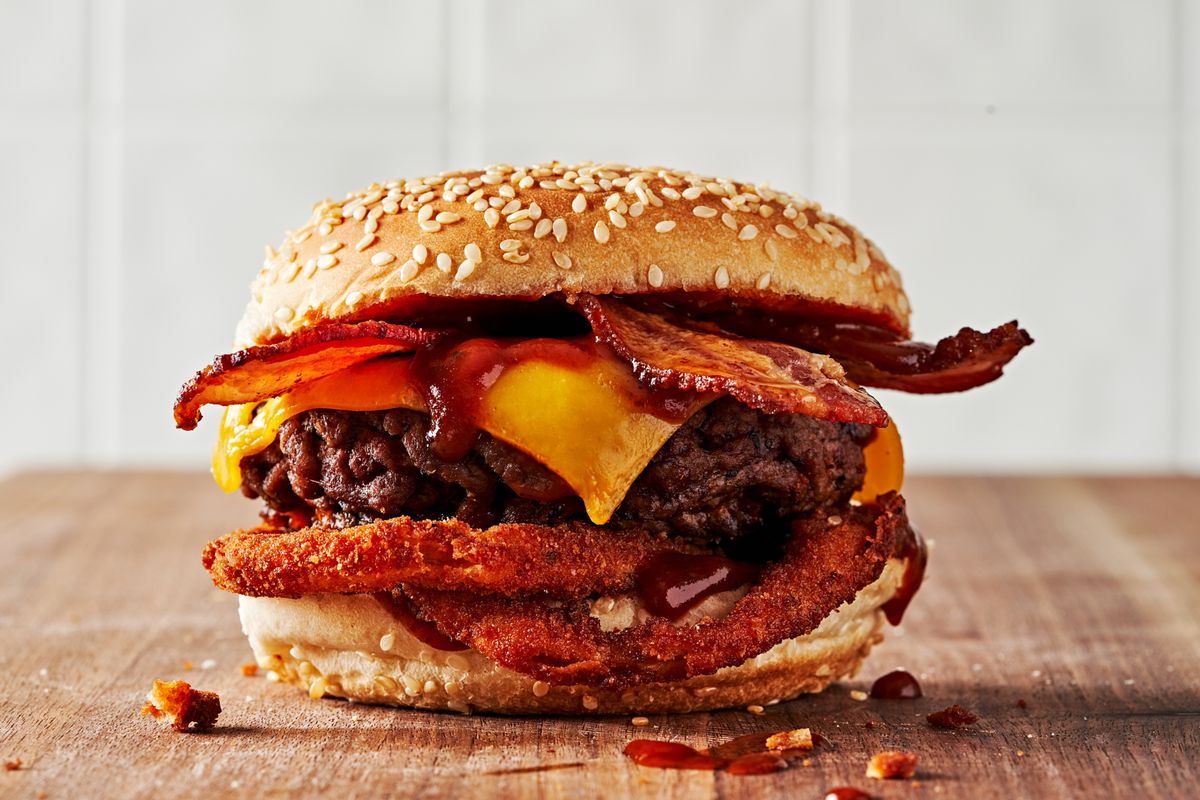 copycat western bacon cheeseburger with onion rings