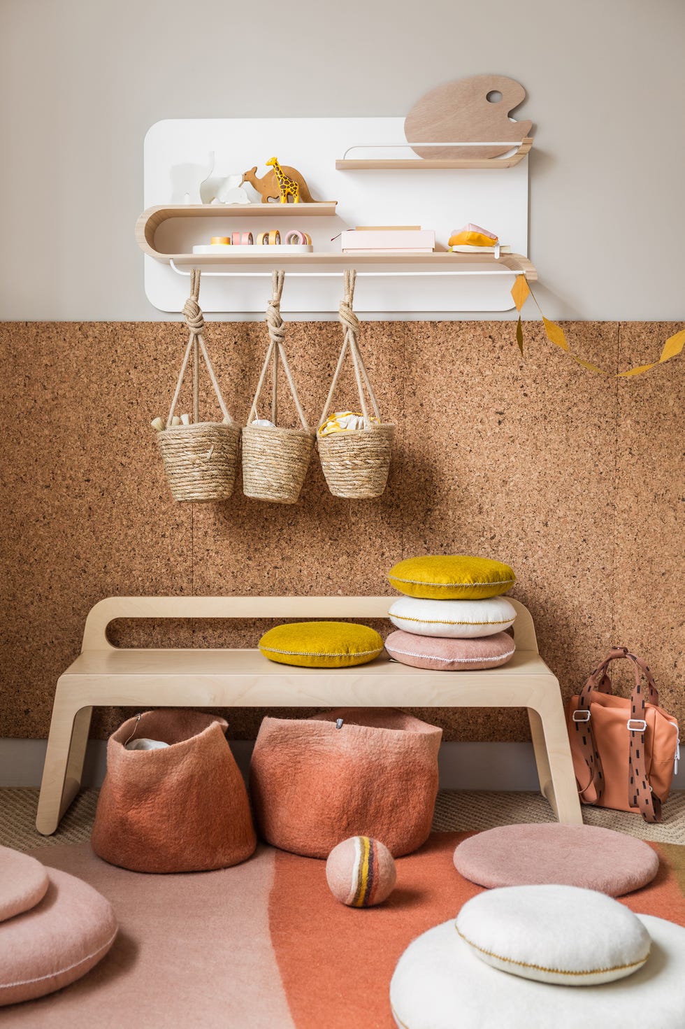 dormitorio adolescente creativo estilo minimalista muebles madera perchero cojines