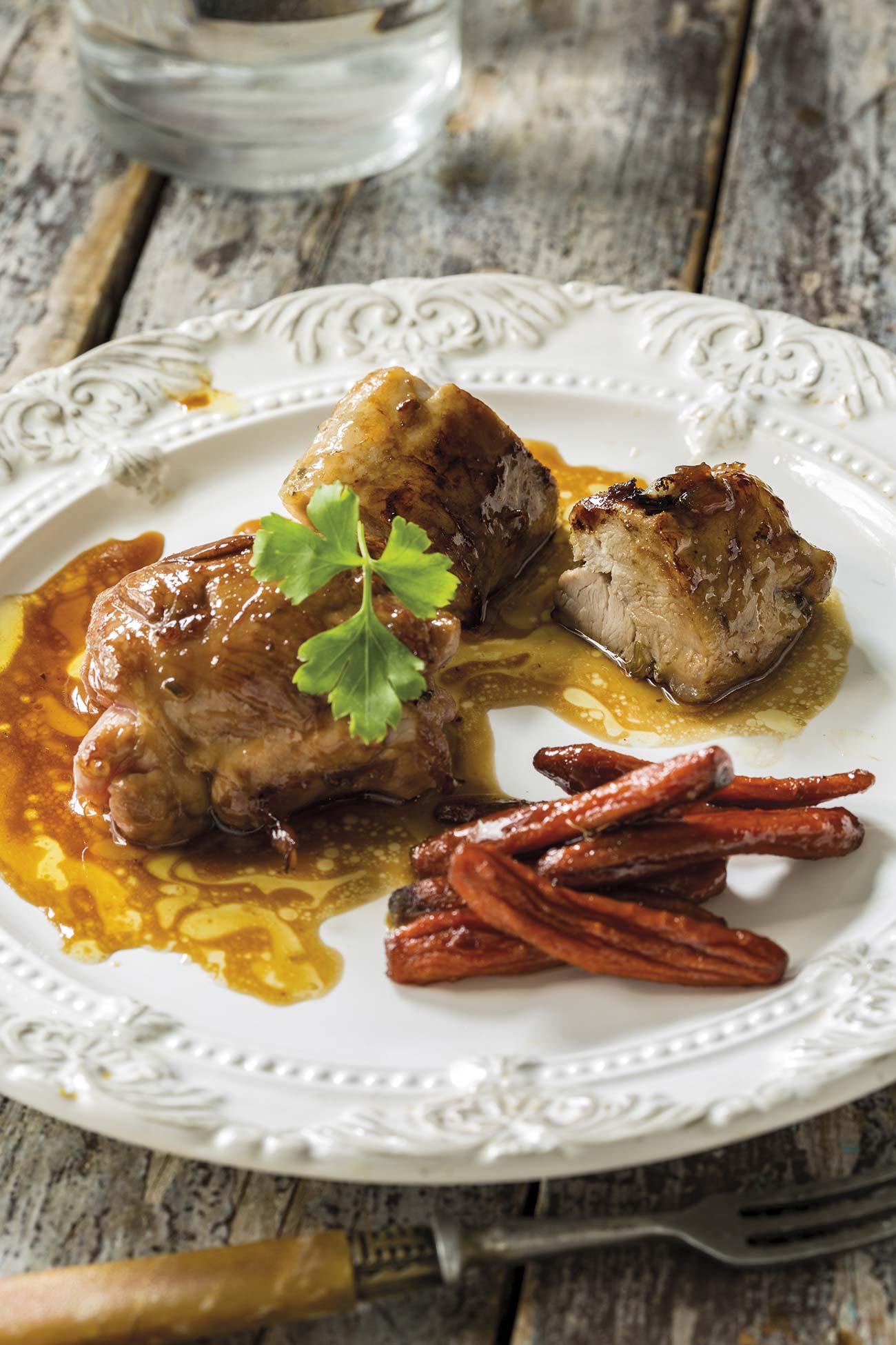 cordero asado con salsa de miel y zanahorias