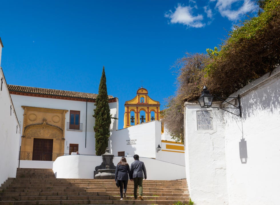 Una pareja paseando por el centro de Córdoba