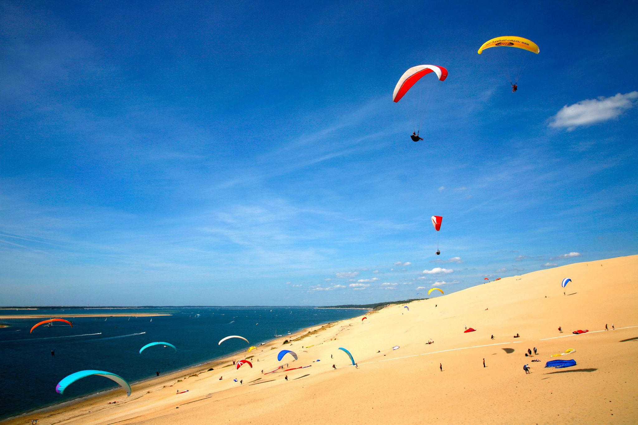 Paragliders zweven boven een duin bij het strand La Corniche in La TestedeBuch Frankrijk