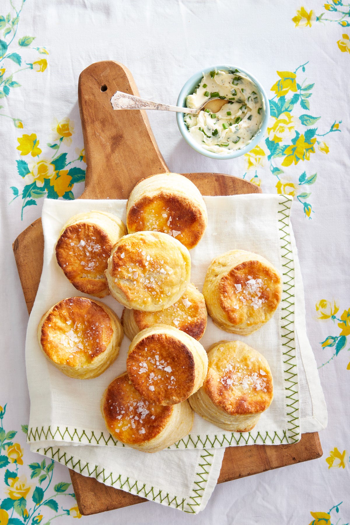 https://hips.hearstapps.com/hmg-prod/images/cornmeal-butter-biscuits-with-chive-butter-1677191693.jpg?crop=1.00xw:0.668xh;0,0.219xh&resize=1200:*