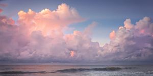 roze wolken boven de zee