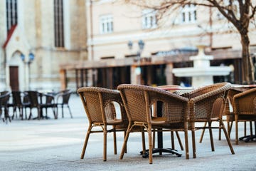 een leeg terras door corona regels