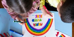 kinderen in italië maken tekeningen van een regenboog voor de zorgmedewerkers tijdens de coronacrisis