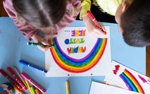 kinderen in italië maken tekeningen van een regenboog voor de zorgmedewerkers tijdens de coronacrisis