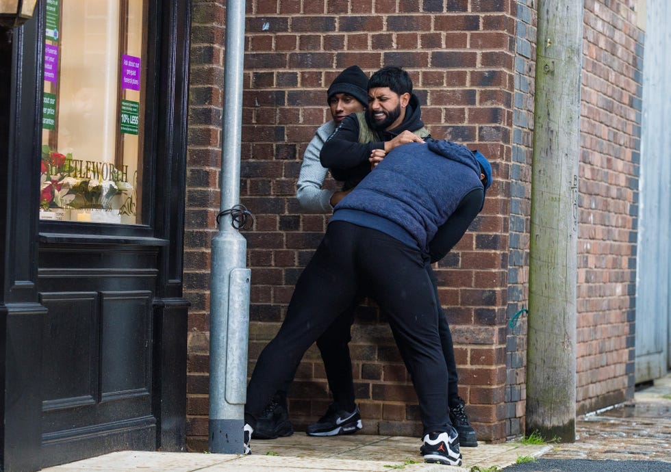 zeedan nazir is attacked in coronation street