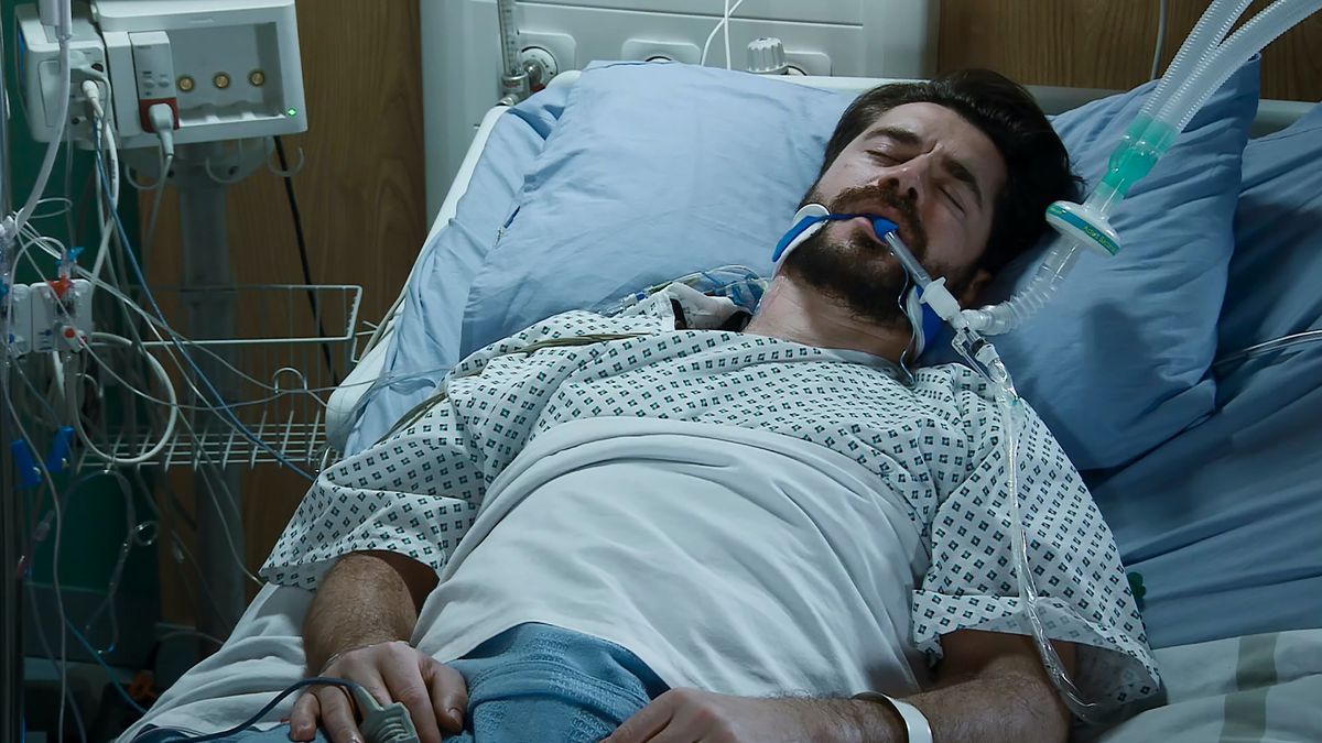 preview for Coronation Street Soap Scoop! Simon's upsetting discovery