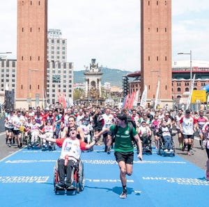 corre amb mi, silla de ruedas en el maratón de barcelona