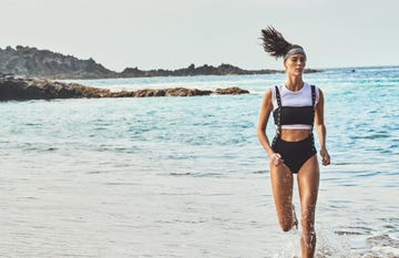 mujer corriendo en la playa