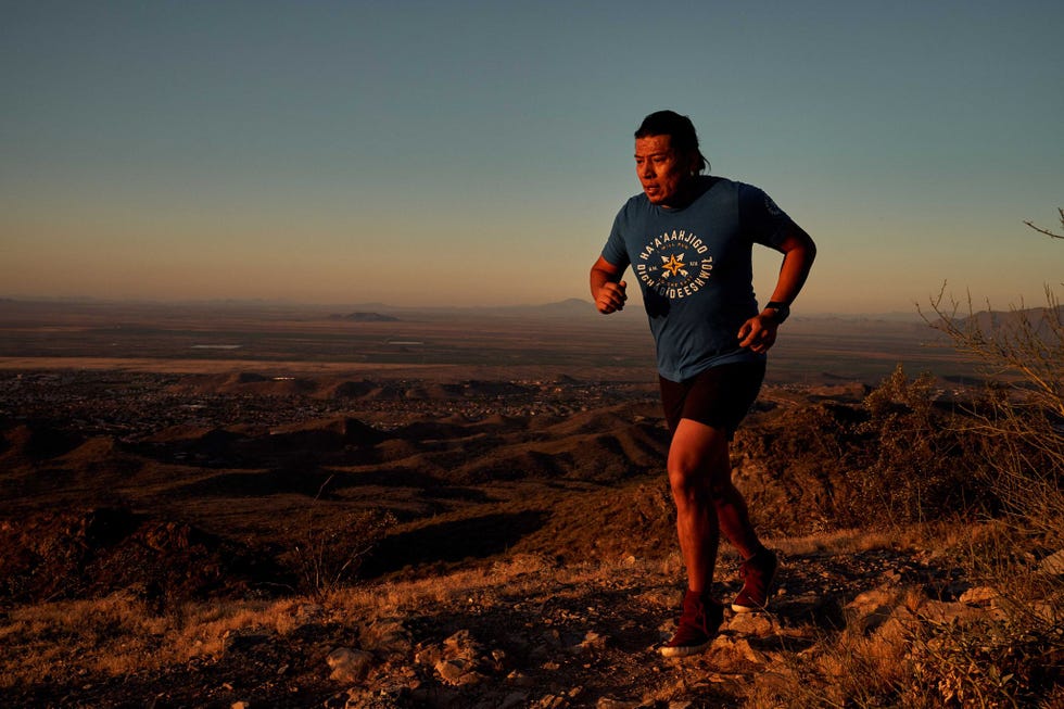 maratoniano navajo corre con botines