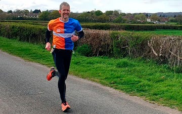 el corredor británico de 48 años con parkinson que corrió el maratón de londres 2025