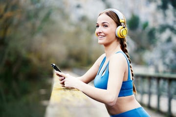 una corredora escucha música antes de hacer ejercicio
