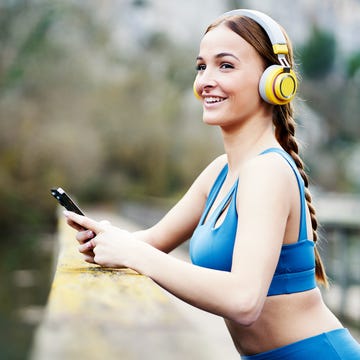 Una corredora escucha música antes de hacer ejercicio una corredora escucha música antes de hacer ejercicio