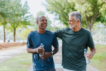 dos corredores en un parque público