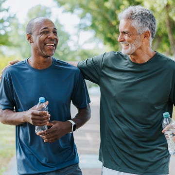 Dos corredores en un parque público dos corredores en un parque público