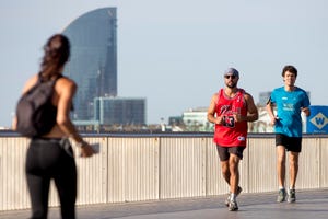 varias personas corren por barcelona tras haber decidido a empezar a hacer deporte con la desescalada