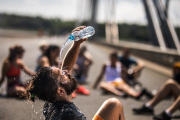 un corredor se refresca tras correr un maratón