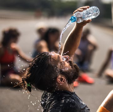Un corredor se refresca tras correr un maratón un corredor se refresca tras correr un maratón