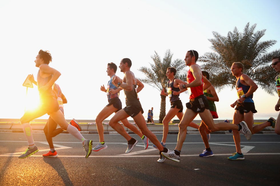 varios corredores profesionales compiten en un medio maratón