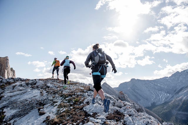 varias corredoras de montaña en acción