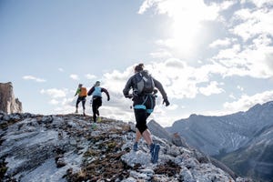 varias corredoras de montaña en acción