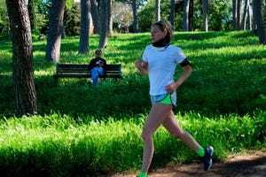 una corredora italiana corre por el parque de doria pamphili en roma sufriendo la alergia de la primavera