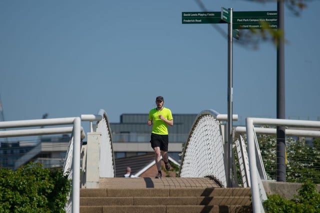 un hombre corre en tiempos de coronavirus