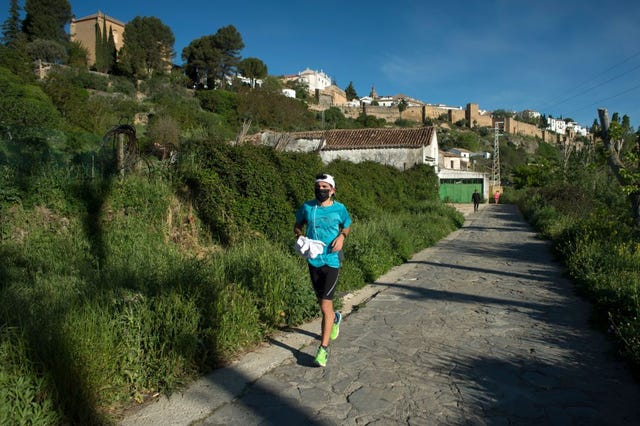 un hombre corre con mascarilla en ronda málaga el pasado 2 de mayo, cuando se empezaron a levantar las restricciones del confinamiento a partir del 21 de mayo el uso de la mascarilla se hace obligatorio