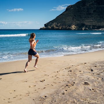 corsa in vacanza fitness young woman running on the beach during summer holiday