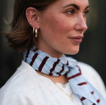 cortes bob para el verano mujer con panuelo al cuello