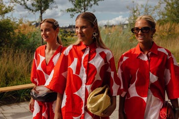 mujeres vestidas con camisas rojas y blancas