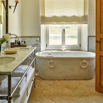 Un cortijo en Cádiz: baño con bañera de mármol exenta un cortijo en cádiz: baño con bañera de mármol exenta