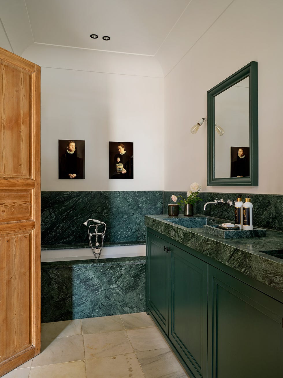 un cortijo en cádiz baño de mármol verde