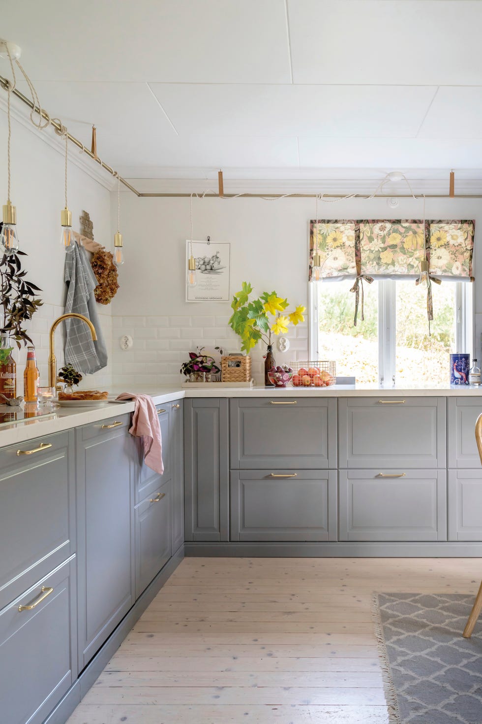 decorar con cortinas cortas, estilo rustico shabby chic visillos de flores en cocina