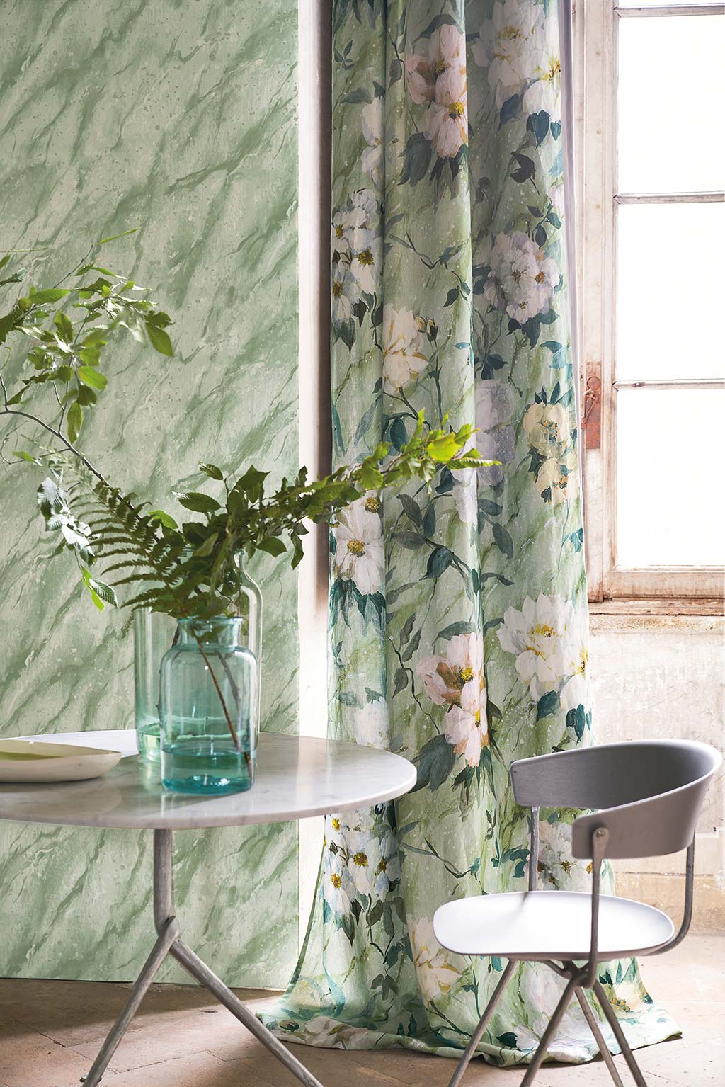 Cortinas de lino Carrara Fiore Grande y papel pintado de la colección Foscari Fresco, de Designers Guild