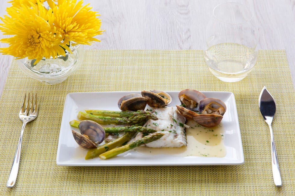 receta de corvina con espárragos trigueros y almejas