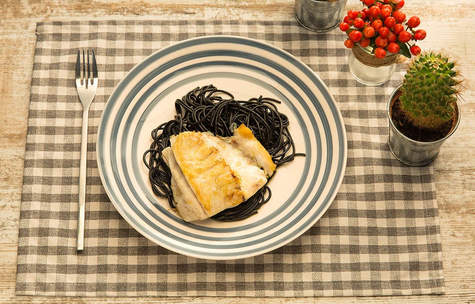 receta de corvina sobre espaguetis negros