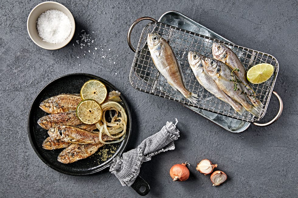 ejemplares de corvina a la parrilla y crudos
