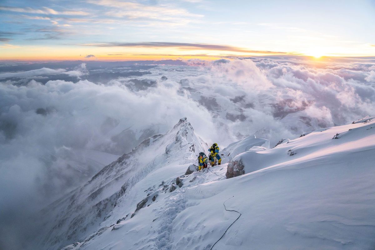 Twee klimmers op de derde trap van de standaardroute via de Noordoostgraat van de Everest Cory Richards en Esteban Mena zijn op weg naar de TibetaansChinese kant van de berg met als doel om buiten de gebaande paden te klimmen en zonder extra zuurstof Hun intentie is om een kleine twee kilometer aan nieuwe klimroute ontsluiten