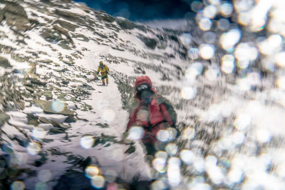 Richards heeft deze foto van klimmers op de Noordflank van de Everest omschreven als een juiste weergave van de manier waarop mensen op achtduizend meter de wereld waarnemen De vervorming aan de rechterkant van het beeldframe wordt veroorzaakt door de bevriezing van ijskristallen op de voorzetlens van het fototoestel