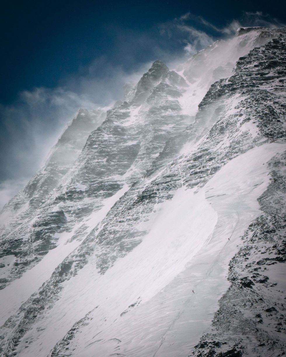 Bergbeklimmers volgen de standaardroute vanaf de TibetaansChinese zijde van de Mount Everest over de Noordoostgraat De beoogde klimroute of lijn van Richards en Mena loopt via een steile doorgang ofcouloirop de helling aan de linkerzijde van de foto De couloir wordt aan het zicht onttrokken door hoge rotspartijen en opwaaiende sneeuw