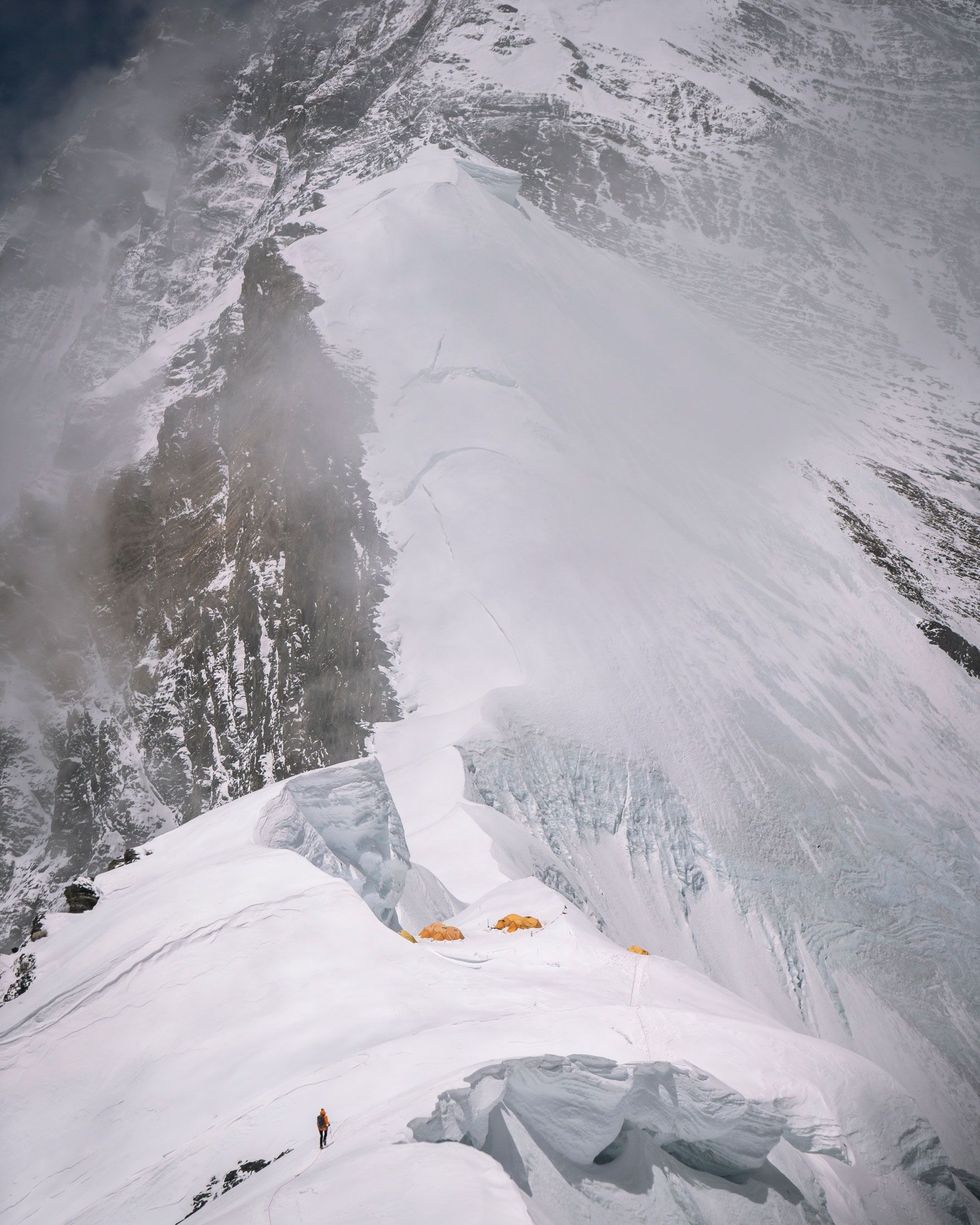 Richards heeft de Everest tweemaal via de standaardroute beklommen over de Noordoostgraat vanaf de TibetaansChinese zijde van de berg Zowel Richards als Mena heeft de top van de berg zonder aanvullende zuurstof bereikt maar in de ijle lucht op de Everest zijn er nooit garanties