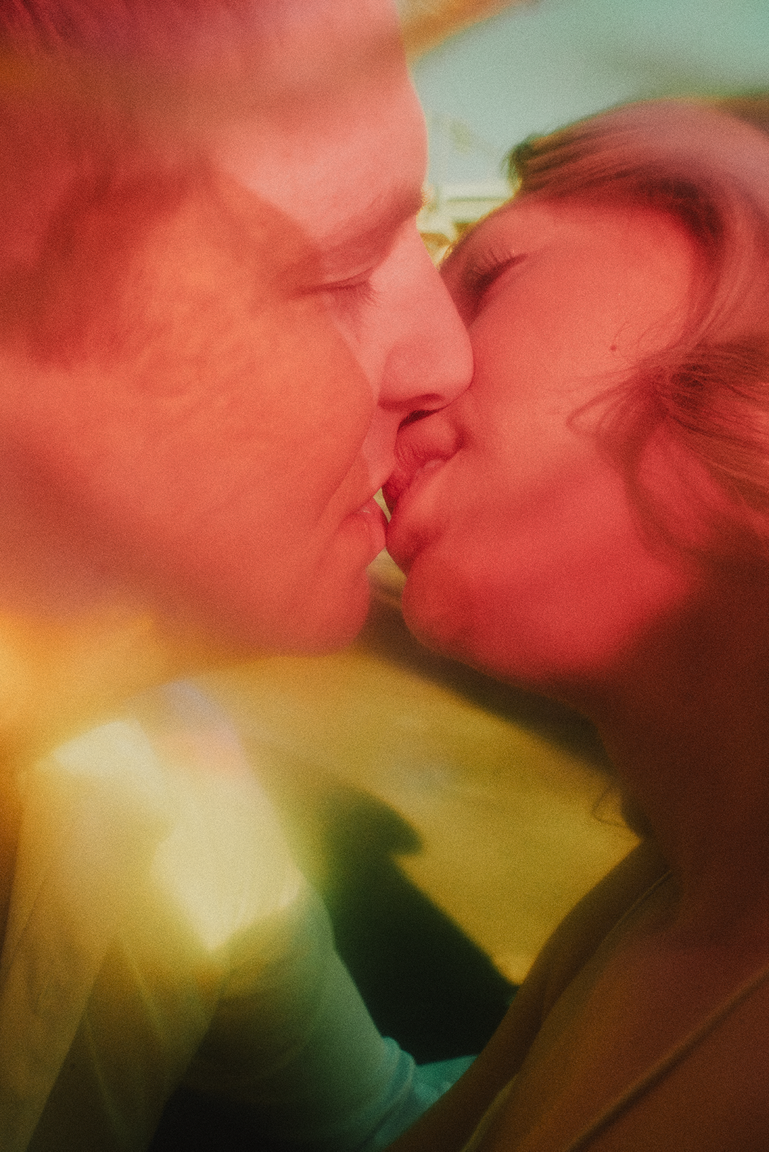 couple kissing