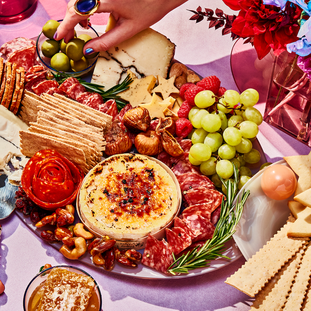 Easy Charcuterie Board for a Party 2022 — Recipe and Tips