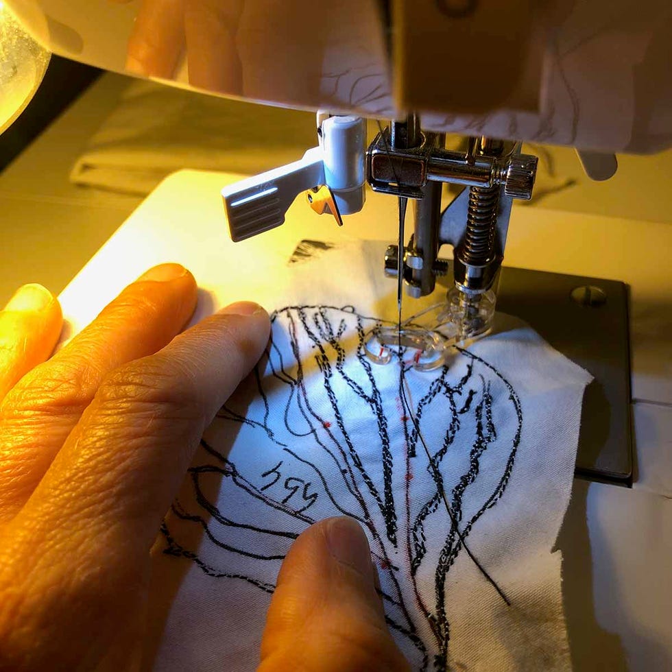 manos cosiendo en una manquina de coser