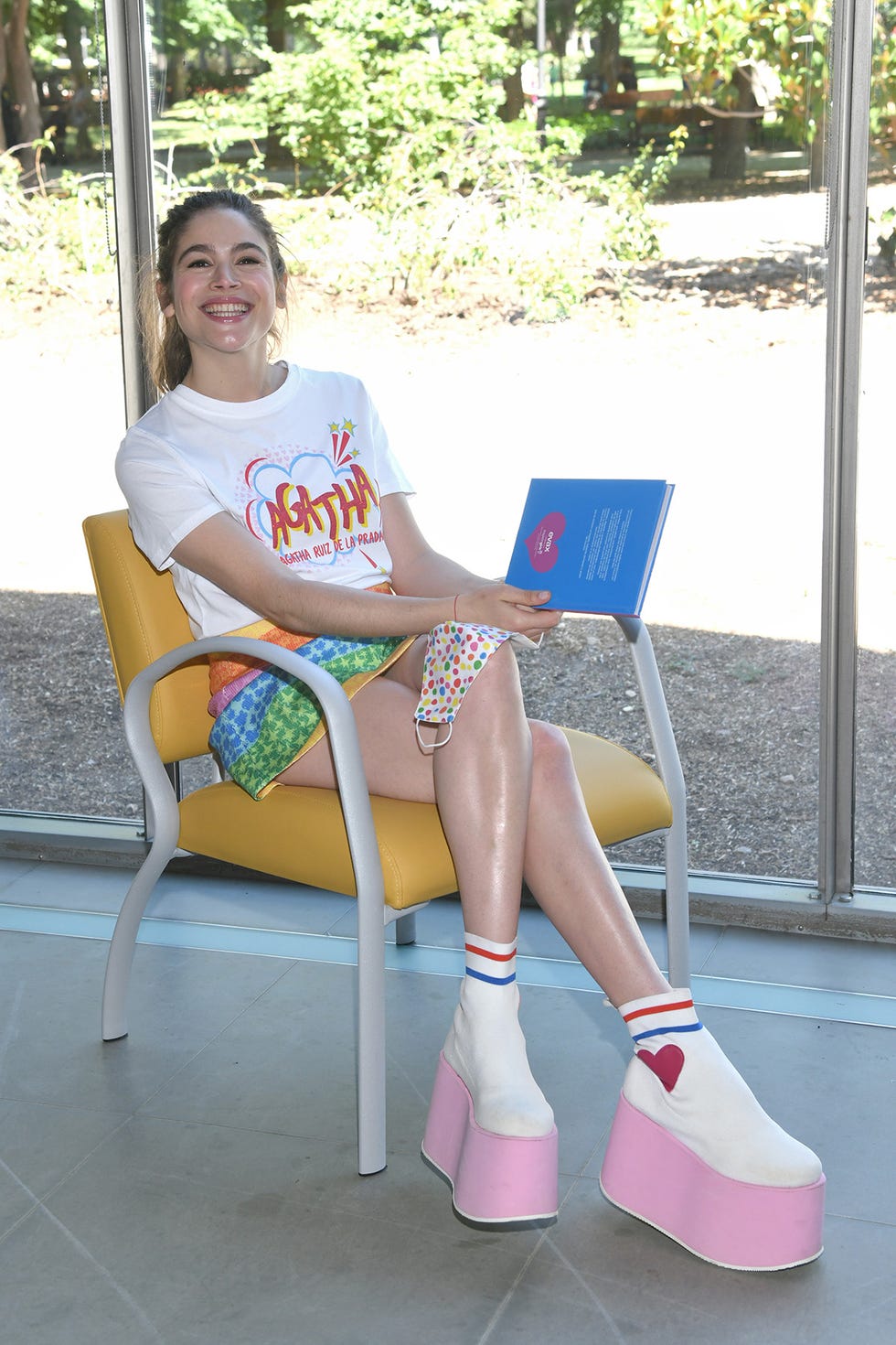 cósima ramírez con total look de Ágatha ruiz de la prada, amadrina el libro de evax