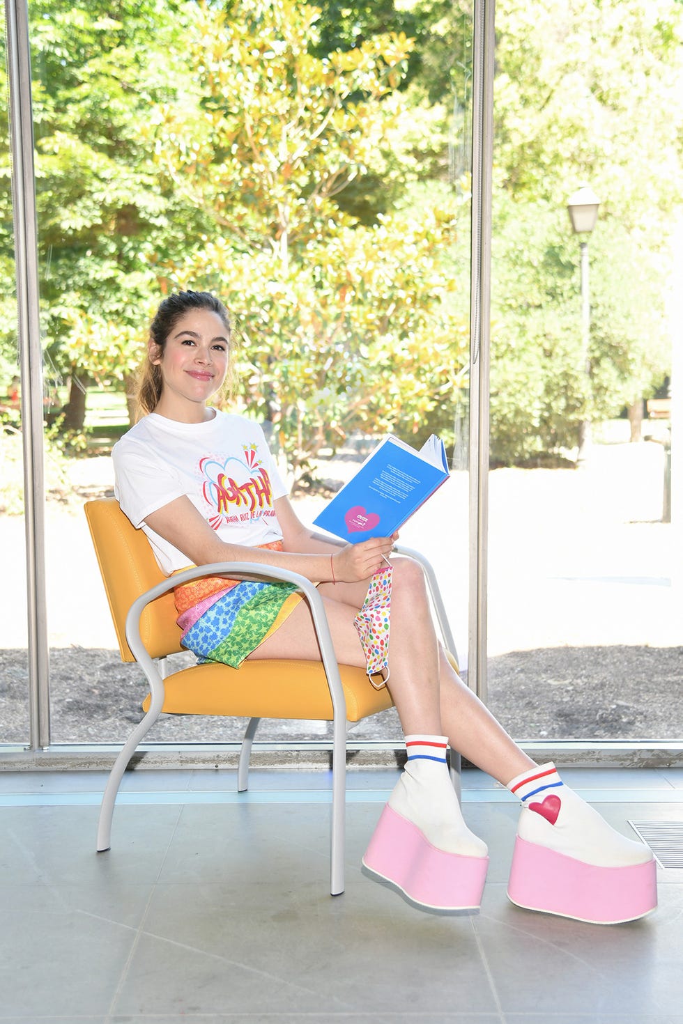 cósima ramírez con total look de Ágatha ruiz de la prada, amadrina el libro de evax