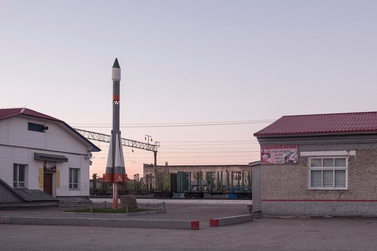 Naast het treinstation van Plesetsk een plaatsje op zon vier kilometer afstand van het gelijknamige kosmodroom staat een miniatuurraket