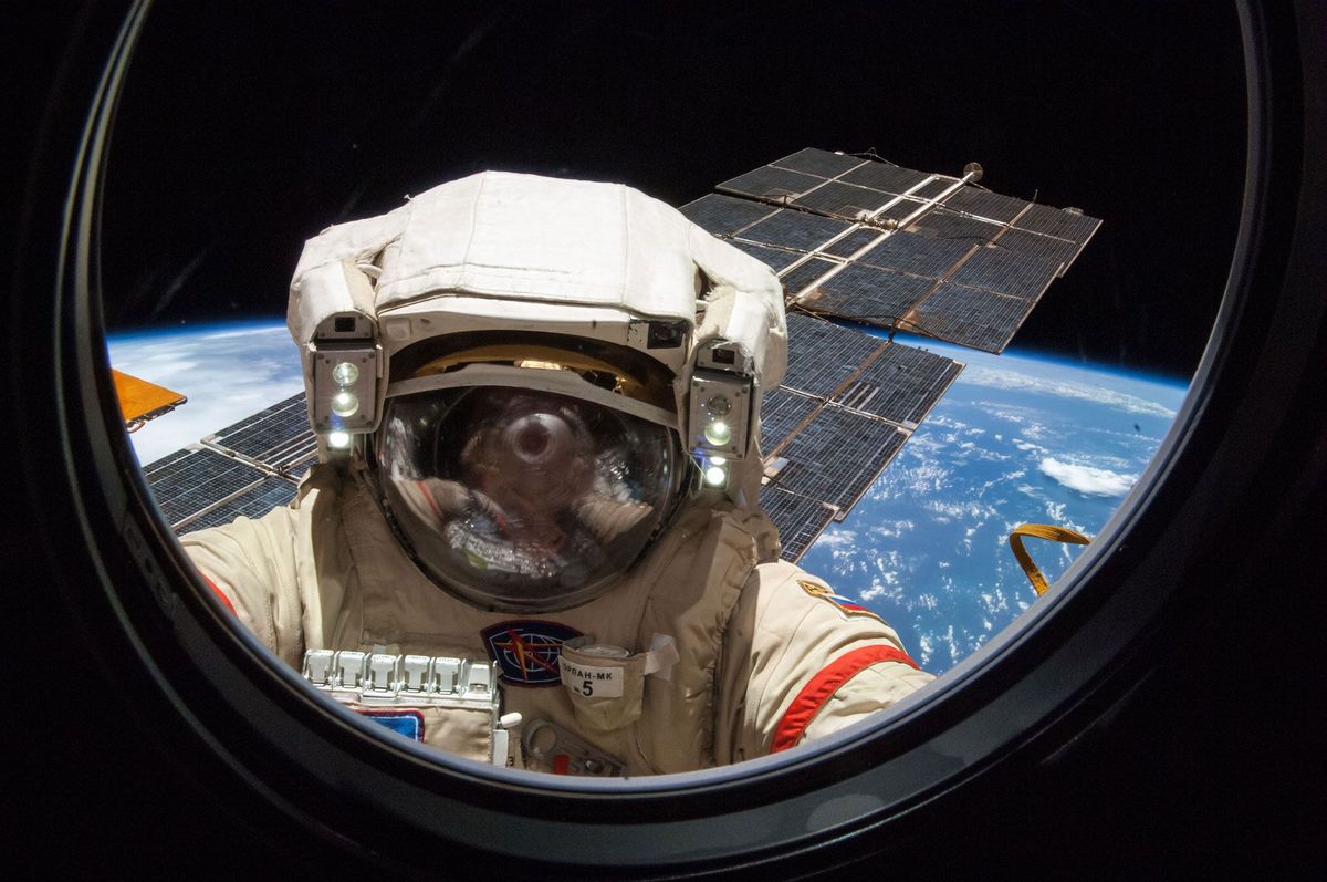 Tijdens een vijf uur en elf minuten durende ruimtewandeling verricht de Russische kosmonaut Alexander Skvortsov werkzaamheden aan het International Space Station ISS
